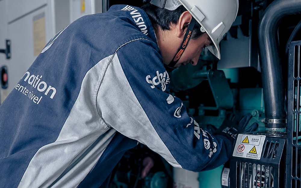 Técnico de N&P Automation realizando mantenimiento correctivo sobre un equipo industrial