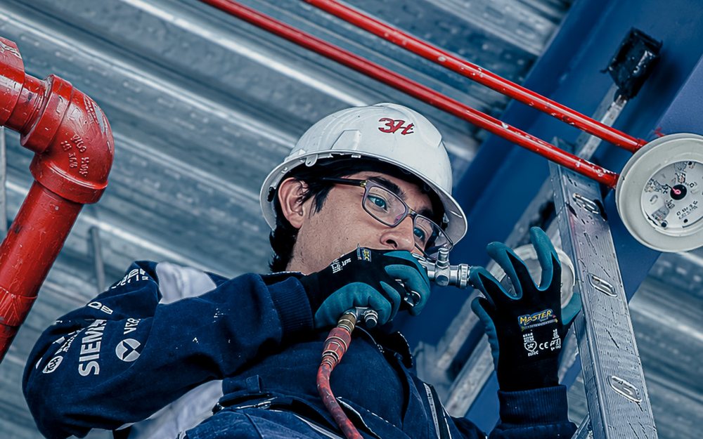 Técnico de N&P Automation instalando un sistema de detección de incendios industrial