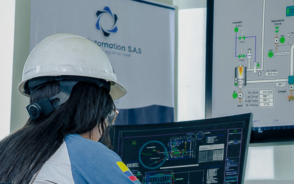 Operador supervisando un proceso industrial en pantallas SCADA con sinóptico HMI en tiempo real